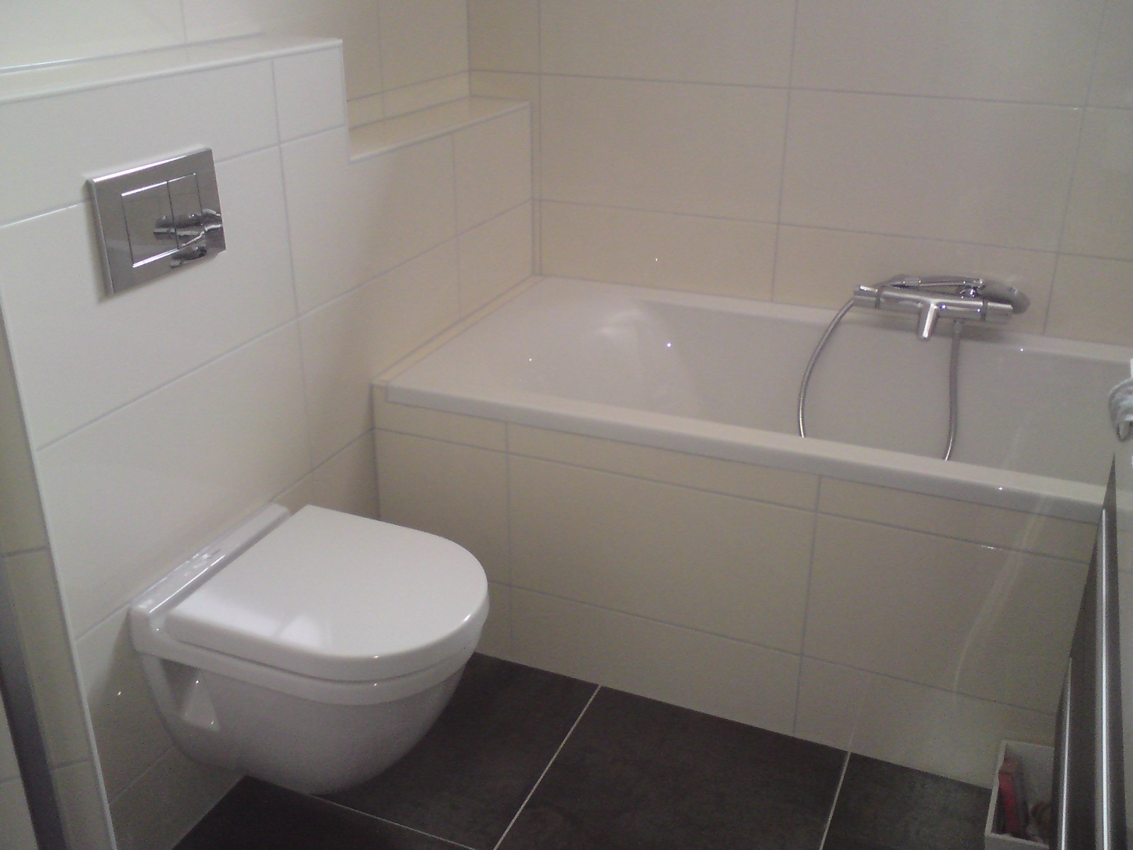Gerenoveerde badkamer met hangtoilet en ligbad